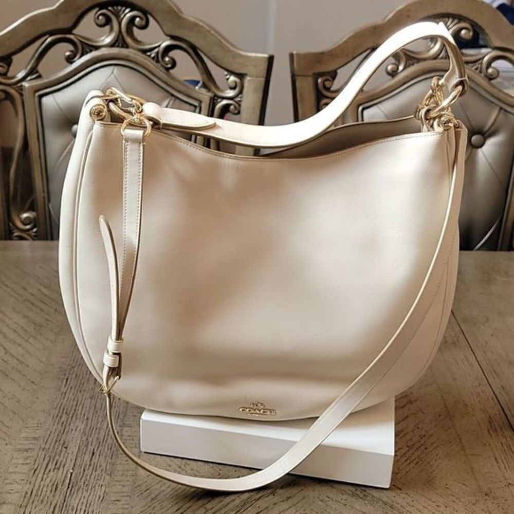 Coach cream colored hobo shoulder bag Ivory cream color🤍